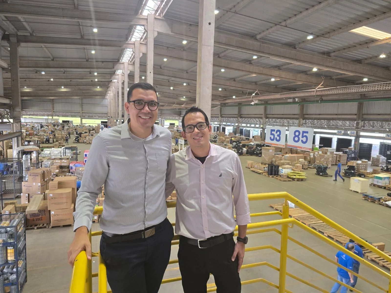 Igor dos Santos e Lorenzo Danelon em visita ao Grupo Rodonaves